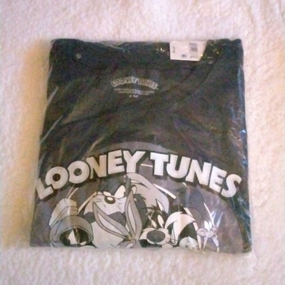 NWT Looney Tunes Pullover - Picture 3 of 4